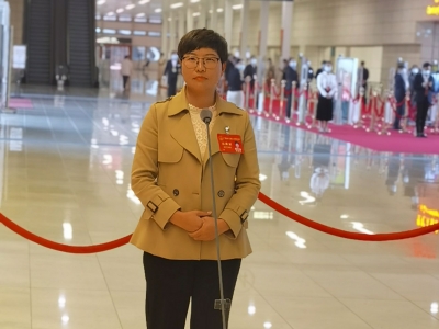 张雪莲走上省两会“代表通道”接受采访：吸引人才返乡创业 培育新型职业农民