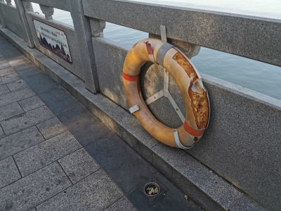 请爱惜“生命之圈”！梅江沿岸救生圈受损丢失情况严重...