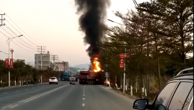 小车碰撞侧方车辆后对撼牵引车，一人身亡！事发今早丰顺埔寨