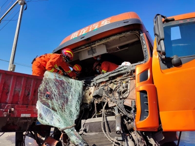 两货车追尾，后车三人被困，关键时刻…