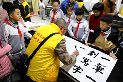 翰墨飘香润心田！梅县区“文艺轻骑兵”携书法艺术走进扶外小学