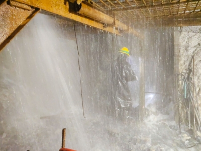 涌水量≈3个西湖！大丰华高速巧穿 “水帘洞”，鸿图特长隧道全线贯通