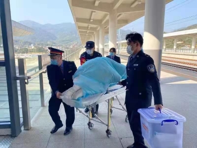 又惊又暖！高铁丰顺东站上演5分钟生命“接力赛”