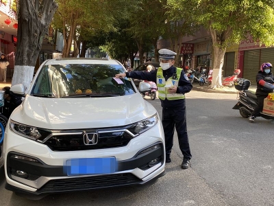 严查！梅州交警对城区医院、商场周边车辆乱停放进行专项整治