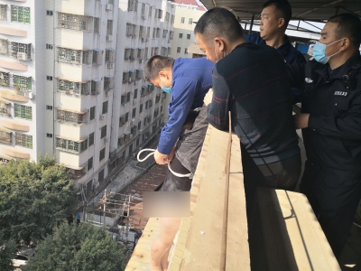 家庭发生变故，20多岁女子要跳楼...市民拍下这惊险一幕
