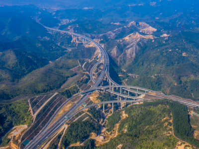 聚焦全会丨高速公路通车里程达708公里，机场年吞吐量突破60万人次