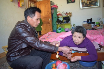 你若不离我便不弃！“梅州好人”林桂泉悉心照顾瘫痪妻子28年