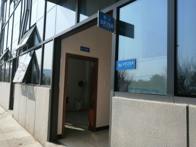 “方便”不方便！梅州西站停车场仅有一间公厕，市民太难了...