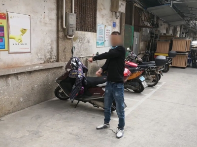 这个彩色头发的男人，成功引起了警察蜀黍的注意！