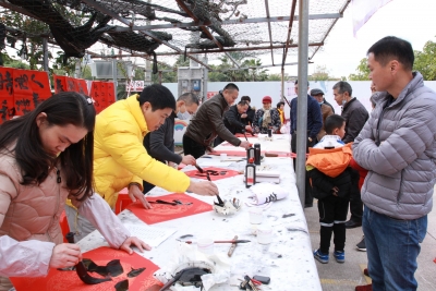 暖！寒冷冬日，他们为群众送春联、为学子送大米！