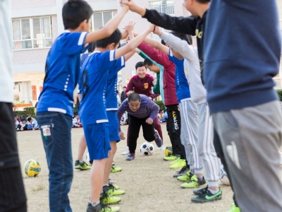 大神来指导！这场校园足球公益行活动走进隆文镇中心小学