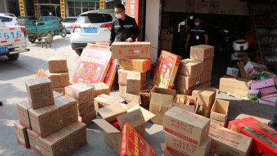 别侥幸！这便利店违规储存近70箱烟花爆竹，查！