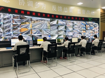 高速公路的“眼睛”！他们，默默护航春运回家路~