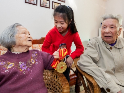党员本色励后人！66年党龄老党员利用春节团聚机会给后辈“上党课” 