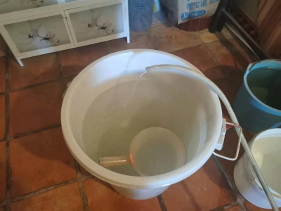 连二楼都没水用...兴宁这路段管道老化，百姓“顶不顺”了！