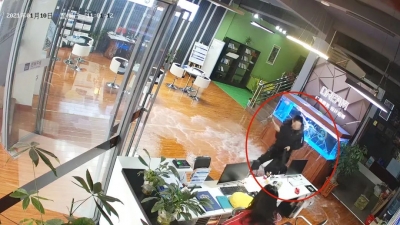 欲带女儿返乡过年遭拒，男子雷神附身，铁锤砸店！