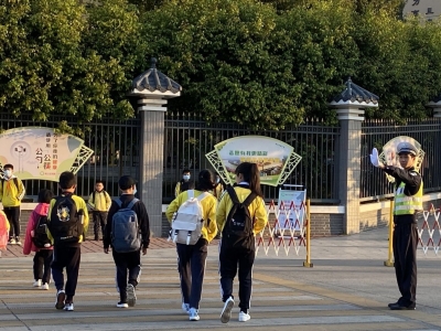 久违了，校园！开学首日，梅州交警暖心护航