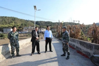 吴泽桐检查森林防火工作