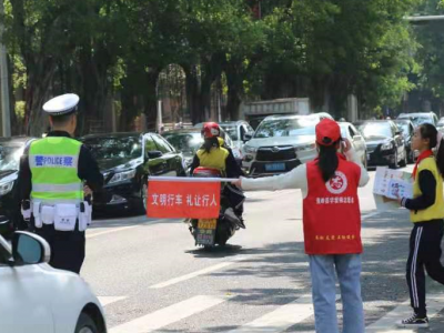开学第一天，“荧光绿”“红马甲”化身为学生们的护航者~