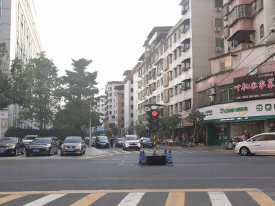 梅江区嘉应路这个十字路口新增临时红绿灯！交警提醒你...