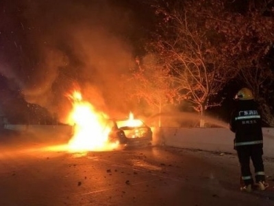 嘭！五华一小汽车着火，车里还有...