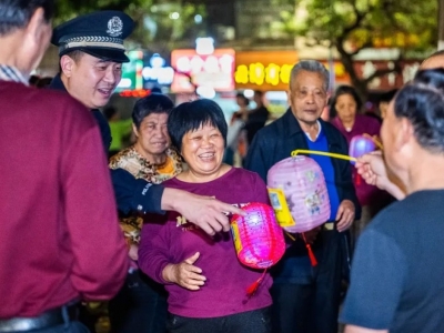 良辰美“警”护平安！元宵“反诈花灯”来咯，瞧居民们多欢乐...