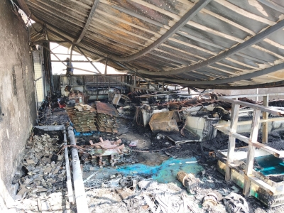 突发！东升工业园一厂房天台起火！装有微蚀液容器破损，所幸液体未外泄