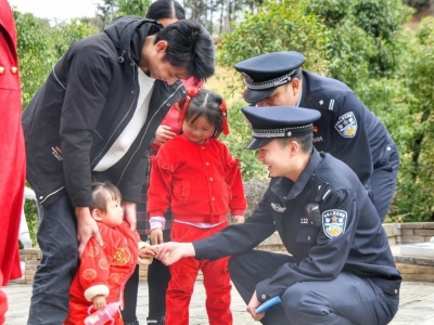 他们一家三口，在五华的派出所过年！