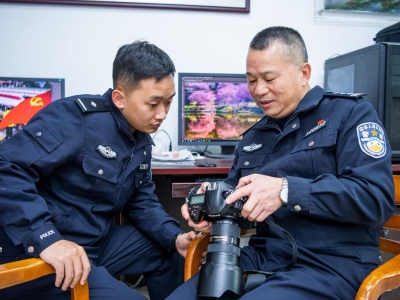 热爱可抵岁月漫长！记“警营摄侠”何志林和他的徒弟张劲夫
