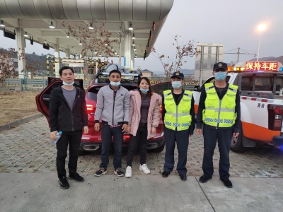 行李箱高速“落单”，幸好有他们！