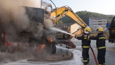 挖掘机，冒火！