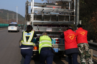 ​1、2、3，推...春运的高速路上，有温暖的他们...