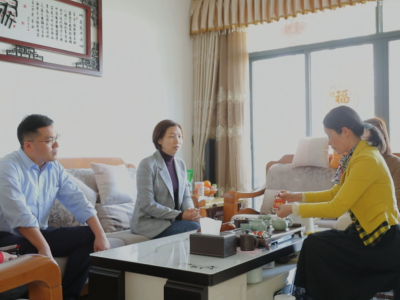 刘素芬率队走访慰问道德模范