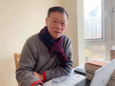 丘峰： 一双赤脚走天下 “三栖”耕耘成大家