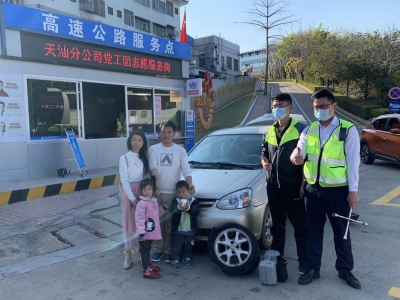 危险！临近收费站突发爆胎，还好有他们...