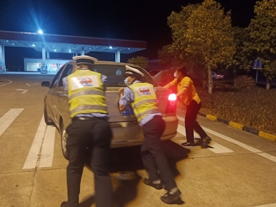 大车漏油、小车“罢工”...春运遇困难，他们来帮忙！