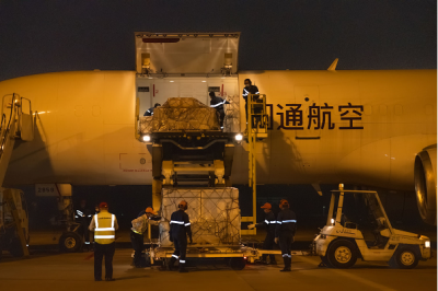 中国无偿援助的新冠疫苗运抵老挝