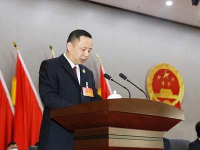 蕉岭县检察院代理检察长周铁军向人民代表大会作检察工作报告