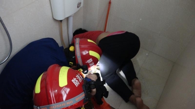 满屏尴尬！梅县一女子为捡物品，手被卡在了蹲便器里...