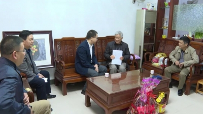 周小勇走访慰问平远离退休老同志