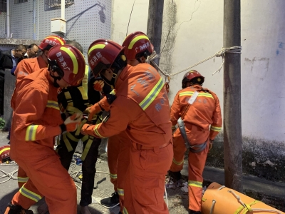 丰顺一男子为捡手机不慎跌落沟，消防快速救援！