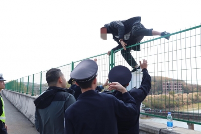场面惊险！大过年的一男子因情攀越护栏欲跳桥轻生！最后，他却跪地感谢...