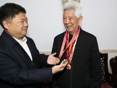 吴晖慰问五华离休干部老党员困难党员困难群众和基层党组织