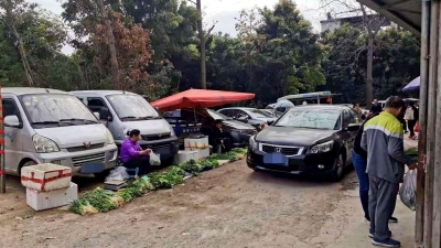 车前车后卖菜...梅城这段路越来越瘦、越来越乱！