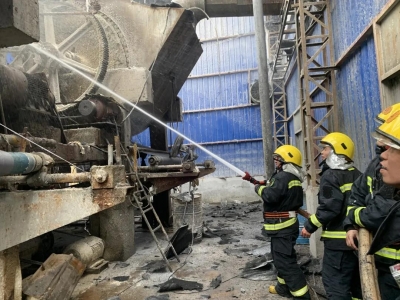 消防安全不容忽视！蕉岭一纸厂突发火灾，屋内烧得漆黑一片...