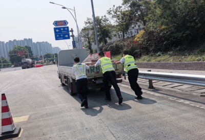 友善丨暖心！车子漏油了，他们帮忙“加油”~