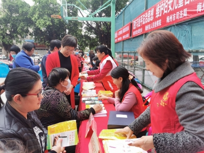 知心解惑、送上“维权宝典”、免费义诊...这场“三八”活动好暖！