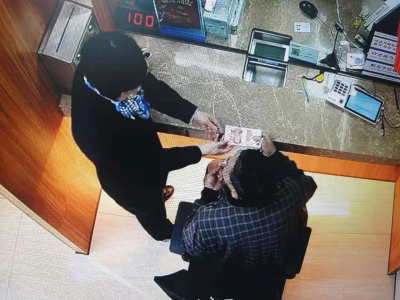 诚信丨取款槽惊现一沓钱？五华建行员工们费尽周折，万元现金物归原主