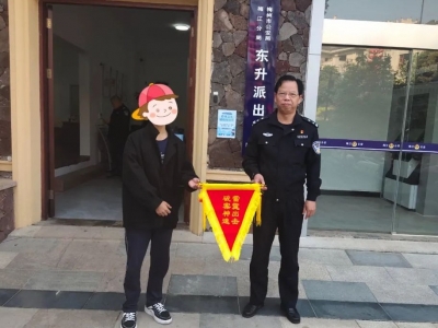 看见路边停放的电单车未拔钥匙，女子竟心生贪念将车骑走，结果…