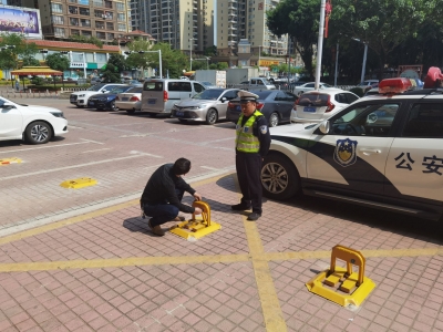 公共车位变私有、无牌无证驾驶...交警：拆！治！